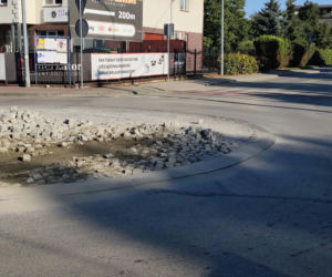 Zniszczone przez ciężarówki rondo na skrzyżowaniu ulic Starowiejskiej, Mazura i Geodetów w Siedlcach zostanie wyremontowane