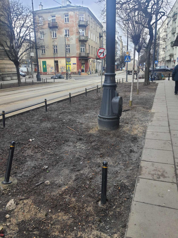 Ulica Stalowa. Po uprzątnięciu śniegu nadal widać jego resztki.