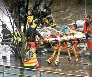 Zamachowiec obrzucił tłum bombami