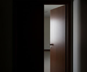 Brutalne pobicie młotkiem w Warszawie. Dlaczego ofiara trafiła za kratki?