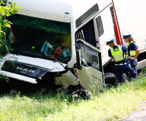 Tragedia na DK11. Kierowca BMW nie przeżył zderzenia z ciężarówką