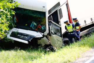 Tragedia na DK11. Kierowca BMW nie przeżył zderzenia z ciężarówką