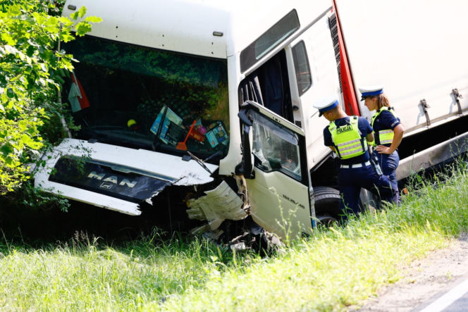 Tragedia na DK11. Kierowca BMW nie przeżył zderzenia z ciężarówką