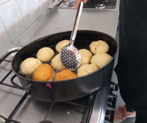 Warsztaty pieczenia pączków w grudziądzkim gastronomiku