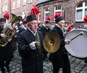 Barbórka 2025. Pobudka górnicza na Nikiszowcu w wykonaniu Orkiestry Wieczorek