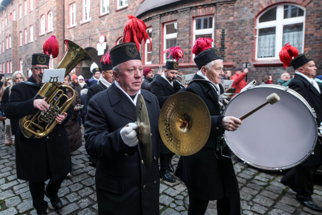 Barbórka 2025. Pobudka górnicza na Nikiszowcu w wykonaniu Orkiestry Wieczorek