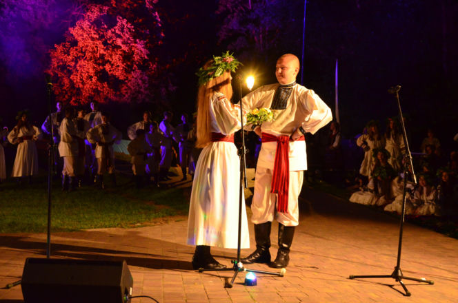 Dawne słowiańskie obrzędy ożyły w Parku Aleksandria w Siedlcach. Zespół Chodowiacy zaprezentował widowisko „Kupalnocka”
