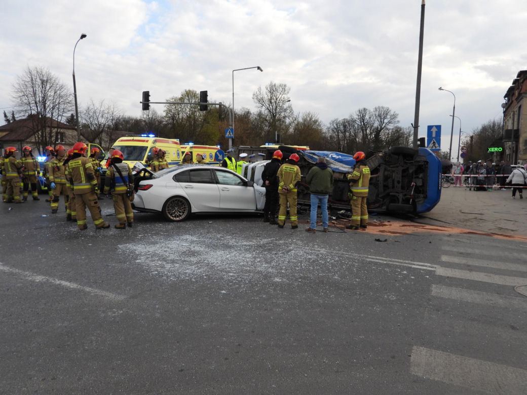 Wypadek w Markach. Autobus zderzył się z osobówką. Jest wielu rannych!