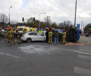 Wypadek w Markach. Autobus zderzył się z osobówką. Jest wielu rannych!