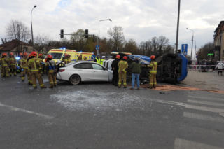 Wypadek w Markach. Autobus zderzył się z osobówką. Jest wielu rannych!