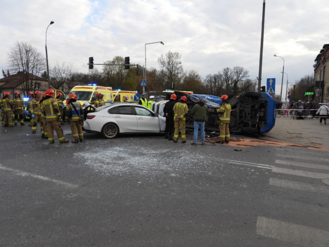 Wypadek w Markach. Autobus zderzył się z osobówką. Jest wielu rannych!