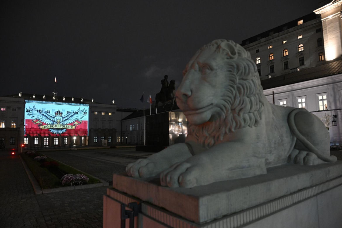 Stadionowa oprawa "Do boju Polsko" wyświetlona na fasadzie Pałacu Prezydenckiego