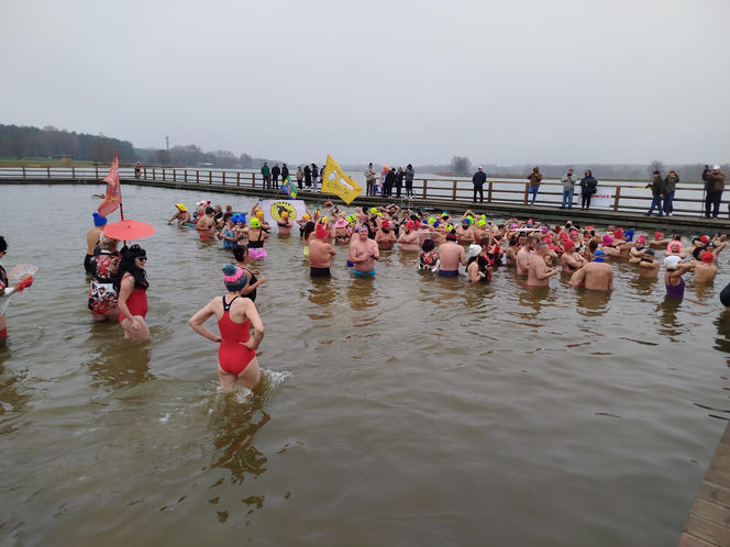 Mazowieckie Morsy otworzyły sezon morsowania 2025/2026 nad zalewem w Siedlcach