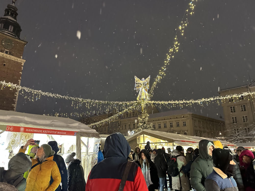 Choinka rozbłysła na Rynku Głównym. Tak wygląda Kraków w zimowej scenerii! 