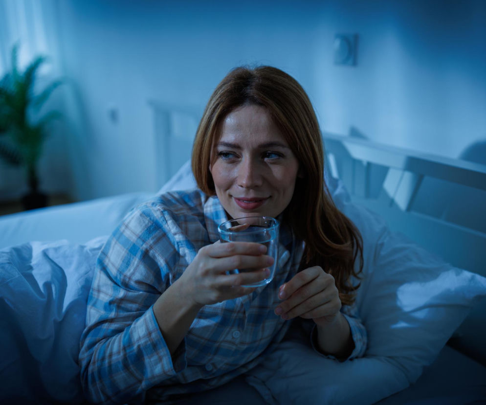 Magnez i witamina D na noc. Co dzieje się w organizmie, gdy bierzesz je wieczorem