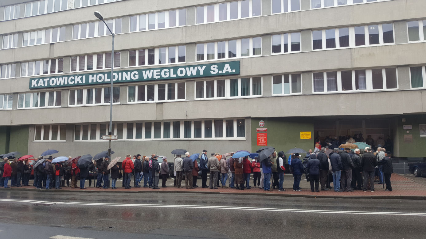Rekompensaty za deputat węglowy. Ogromna kolejka pod Katowickim Holdingiem Węglowym! [ZDJĘCIA]