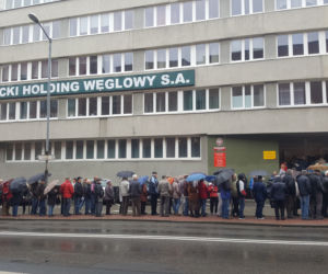 Rekompensaty za deputat węglowy. Ogromna kolejka pod Katowickim Holdingiem Węglowym! [ZDJĘCIA]