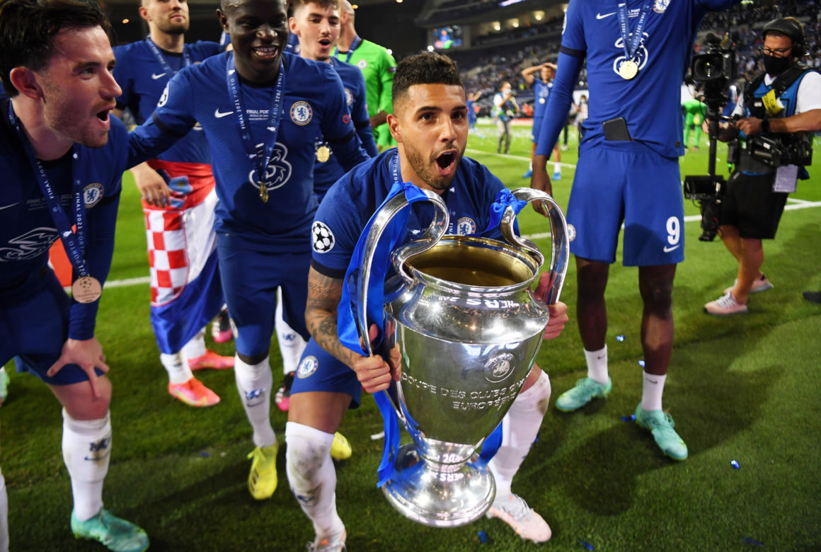 Piłkarze i kibice Chelsea Londyn świętują wygranie Ligi Mistrzów po zwycięstwie w finale 1:0 z Manchesterem City 