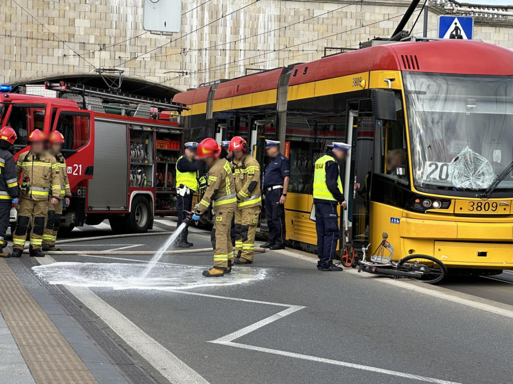 Dramat na Starym Mieście. Rowerzysta wjechał wprost pod nadjeżdżający tramwaj!