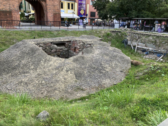Dziura przed Wysoką Bramą w Olsztynie