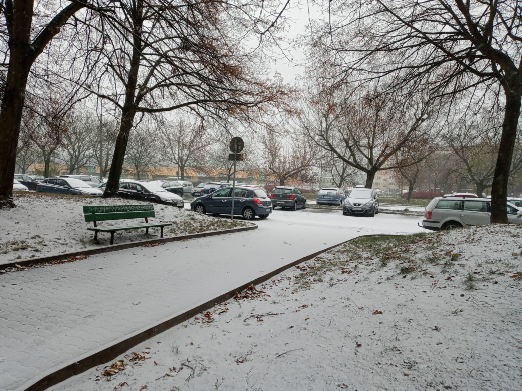 Spadł pierwszy śnieg! Zobacz jak wyglądają ulice Poznania