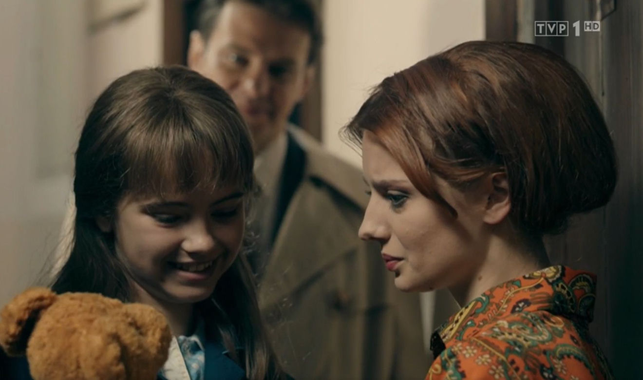 Stulecie Winnych 4, odc. 41: Kasia (Weronika Humaj). Adam Komornicki (Marcin Kwaśny), Małgosia (Oliwia Sekita)