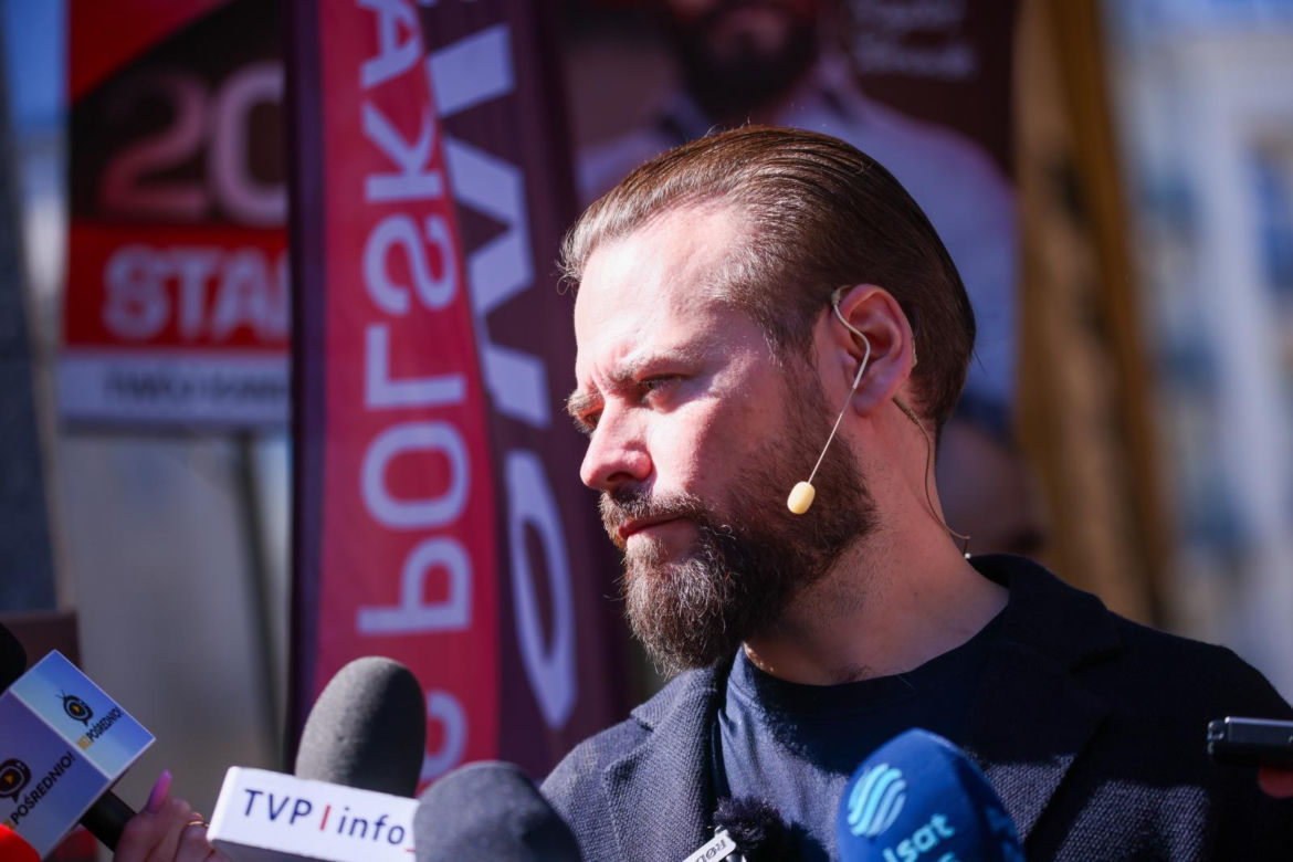 Krzysztof Stanowski składa podpisy pod swoją kandydaturą do PKW Warszawa, 04.04.2025