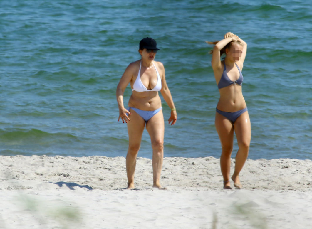 GRAŻYNA SZAPOŁOWSKA NA PLAŻY_1PUBL