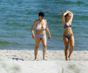 GRAŻYNA SZAPOŁOWSKA NA PLAŻY_1PUBL