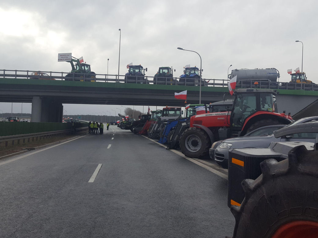 ​Na S5 koło Leszna zaczęła się druga doba rolniczego protestu