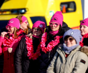 Różowe morsowanie idealne na pomaganie. Trzy Stawy opanowali amatorzy zimnych kąpieli