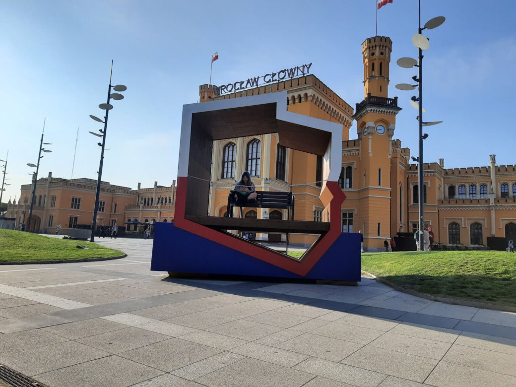 Instalacja stanęła przed Dworem Głównym PKP