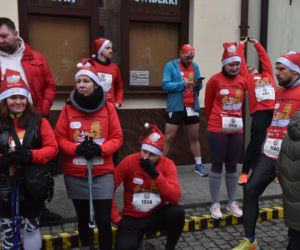 23. Festiwal Biegów Świętych Mikołajów w Toruniu. Zdjęcia ze starówki