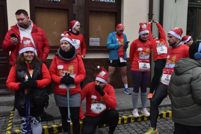 23. Festiwal Biegów Świętych Mikołajów w Toruniu. Zdjęcia ze starówki