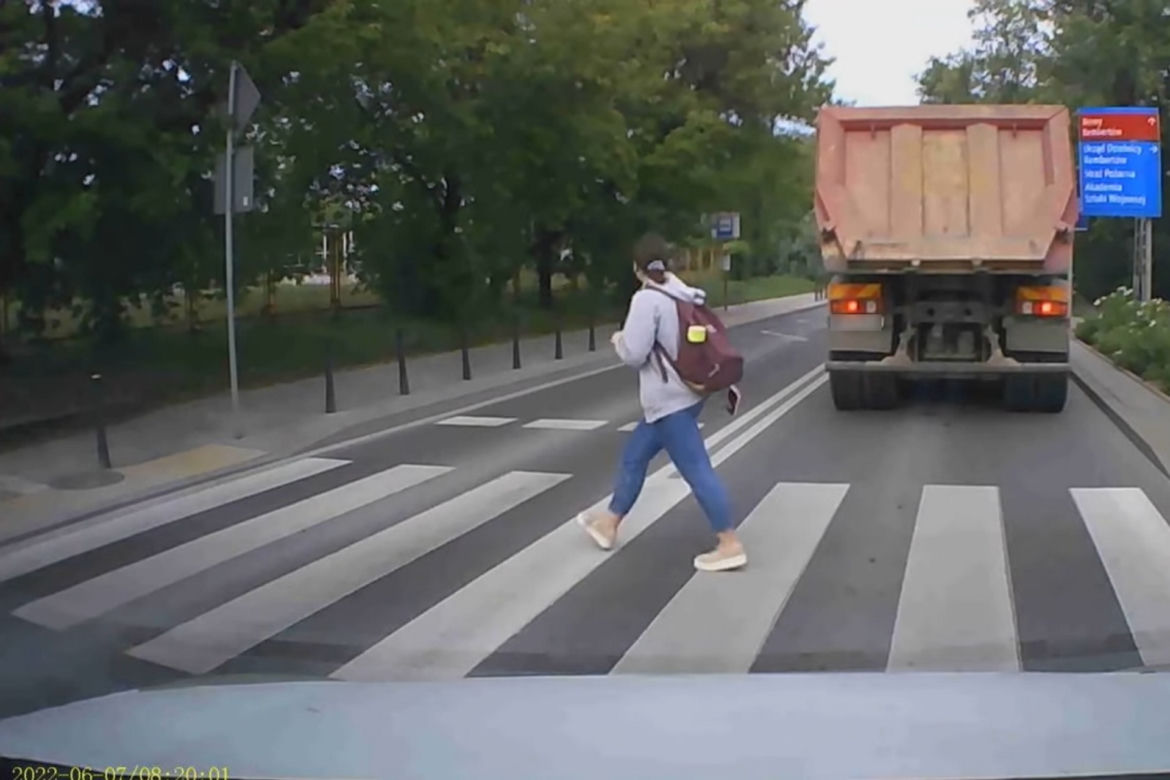 Staranował fordem pieszą na pasach. Wszystko zarejestrował inny kierowca