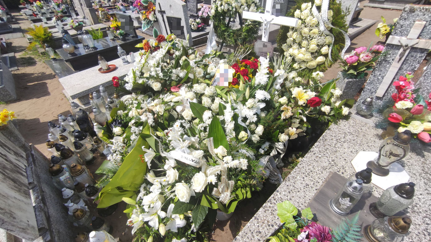 Setki białych kwiatów na grobie Marcela i znicz od rodziców ze wzruszającą inskrypcją