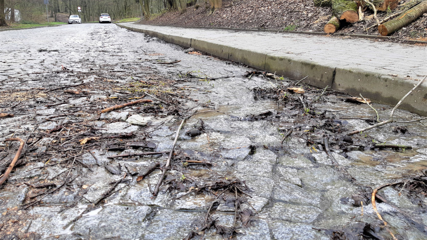 Wyciek wody pod górą św. Marcina