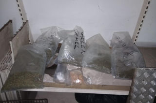 31-latek z Otwocka w areszcie. Policja przejęła 4 kg narkotyków i 330 tys. zł