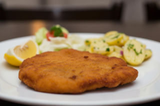 Mandat drogowy i nagroda. Gdzie w Warszawie dostaniesz darmowy sznycel za… grzywnę?