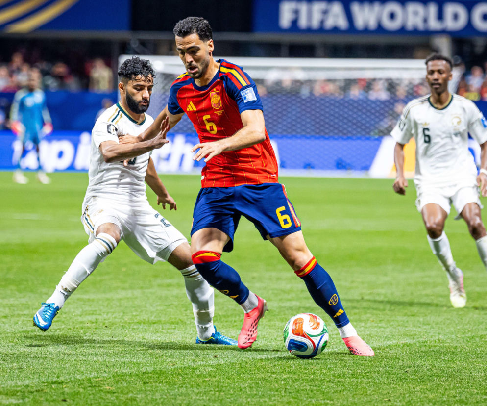 Hiszpan Mikel Merino walczący o piłkę z rywalem. O sukcesie na mundialu i talencie piłkarza pisze SE Supersport.