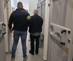Chcesz, by babcia była bezpieczna? Daj więcej kasy! Zatrzymano nieuczciwego dyrektora
