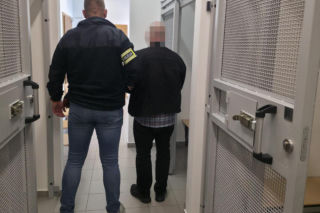 Chcesz, by babcia była bezpieczna? Daj więcej kasy! Zatrzymano nieuczciwego dyrektora