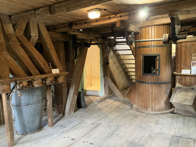 Ekspozycja urządzeń młyńskich w Dolnym Młynie w Wojciechowie