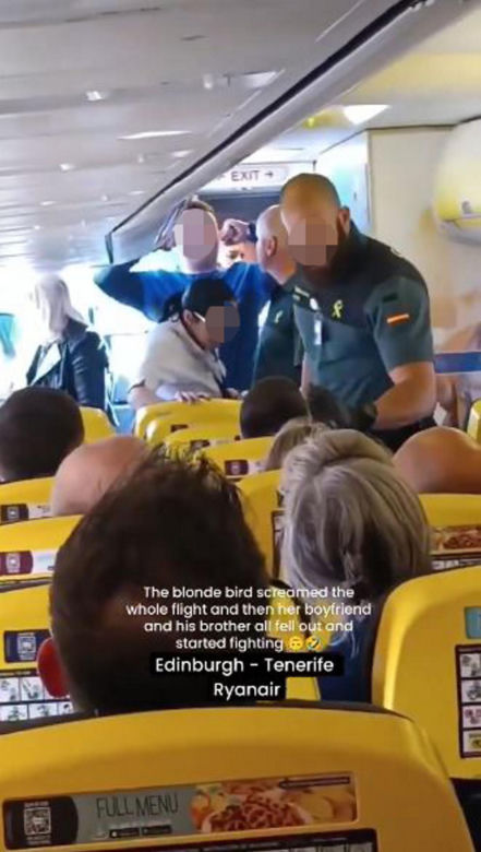 Bijatyka w samolocie! Pijani pasażerowie oszaleli, wszystko się nagrało
