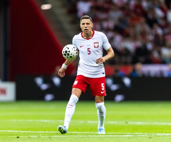 Potworny błąd Jana Bednarka! Rzut karny i gol dla Bośniaków