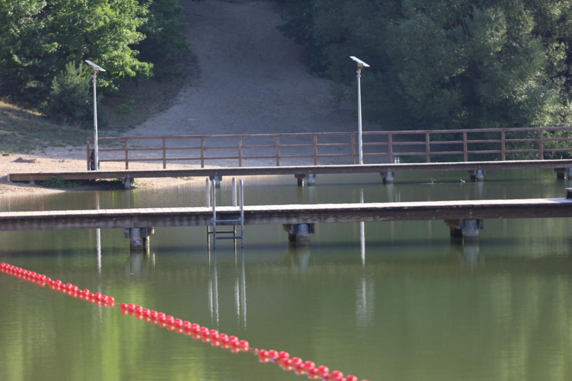 10-letni Timi utonął w jeziorze. Na plaży płoną znicze
