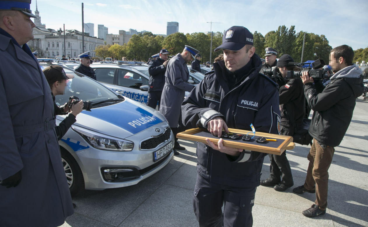 POLICJA DOSTAŁA POŚWIĘCONE RADIOWOZY.