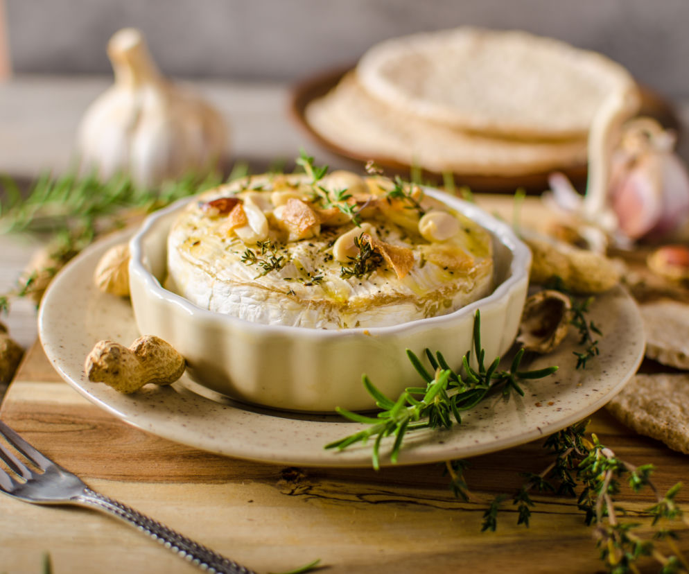 Camembert pieczony z orzechami i ziołami: przepis na pyszną przekąskę