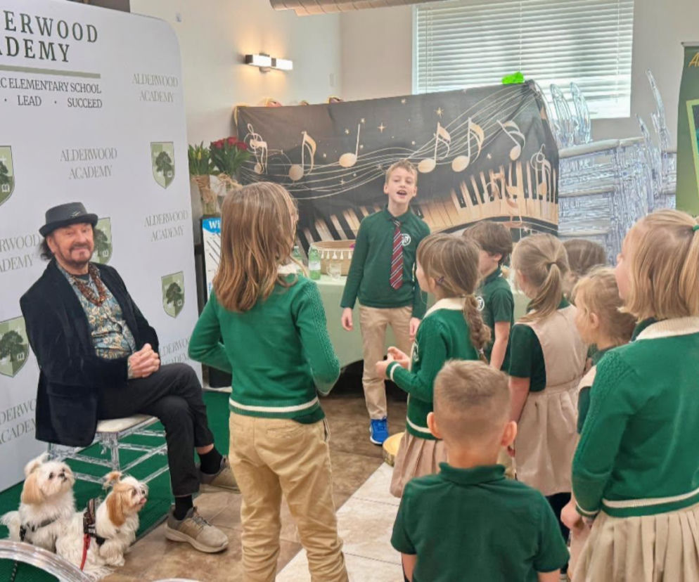 Stan Borys z psami podczas wizyty w Alderwood Academy. O spotkaniu artysty z dziećmi w Toronto przeczytasz na SE USA.