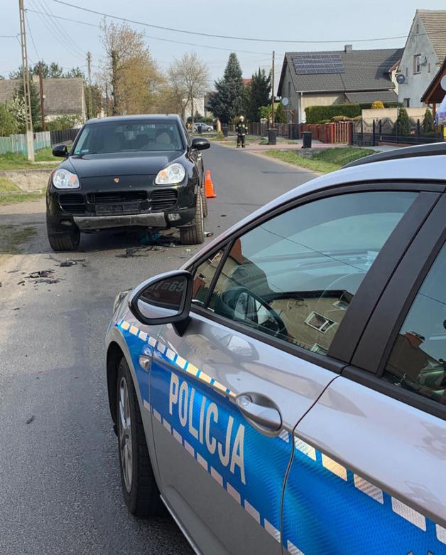 Motocyklista zderzył się z Porsche Cayenne 